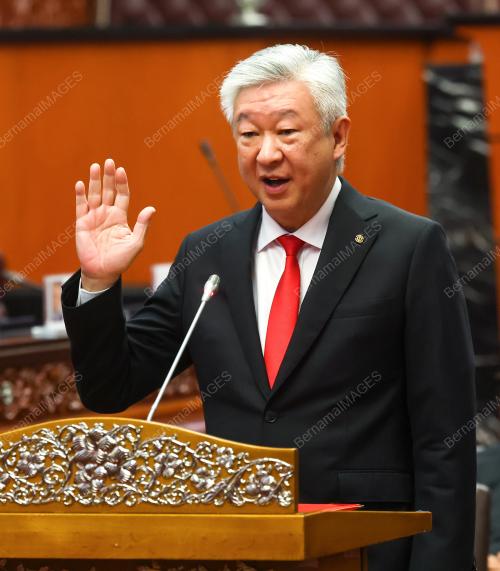 ANGKAT SUMPAH AHLI DEWAN NEGARA