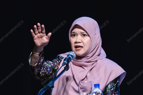 FADHLINA SIDEK