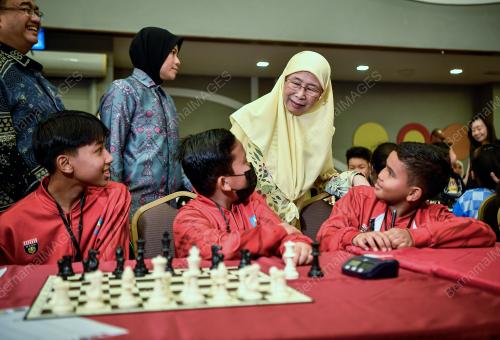 DATUK SERI DR WAN AZIZAH WAN ISMAIL