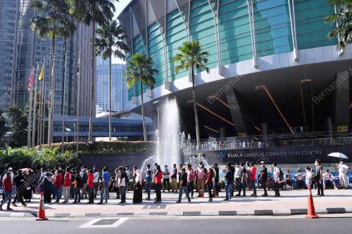 WARGA ASING BERBARIS PANJANG DI PPV KLCC