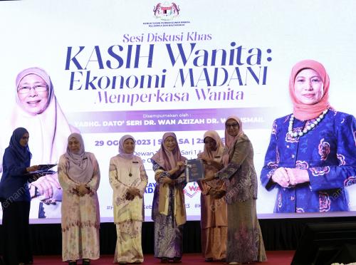 DATUK SERI DR WAN AZIZAH WAN ISMAIL