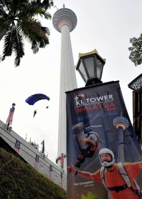 BASE JUMP MENARA KUALA LUMPUR 2011
