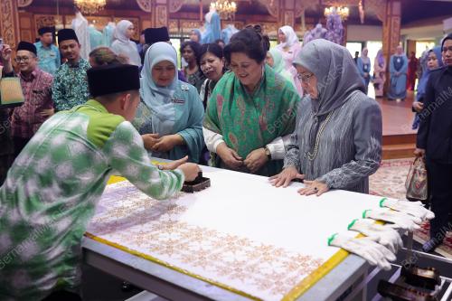 TUNKU AZIZAH AMINAH MAIMUNAH ISKANDARIAH