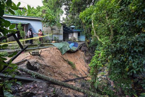 TANAH RUNTUH DI KG ORANG ASLI BATU 12