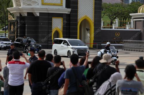 PERDANA MENTERI MENGHADAP YDPA AGONG