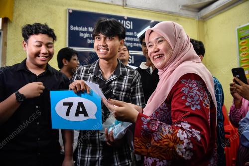 FADHLINA SIDEK