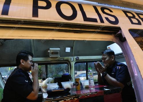 TINJAUAN ANGGOTA KESELAMATAN BERBUKA KETIKA BERTUGAS