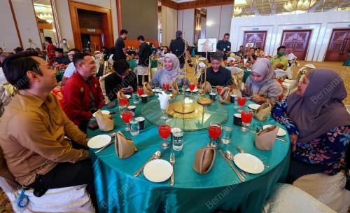 BERBUKA PUASA MENTERI PERTAHANAN BERSAMA MEDIA