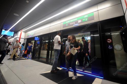 KL64_17072017_MRT_PENUMPANG