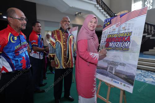 FADHLINA SIDEK