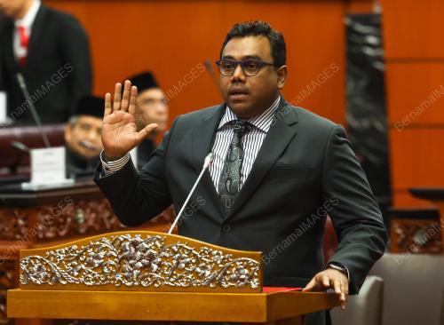 ANGKAT SUMPAH AHLI DEWAN NEGARA