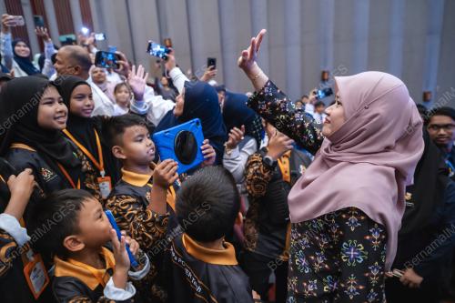 FADHLINA SIDEK