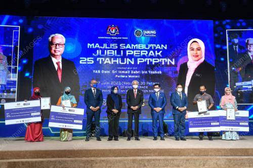 DATUK SERI ISMAIL SABRI YAAKOB