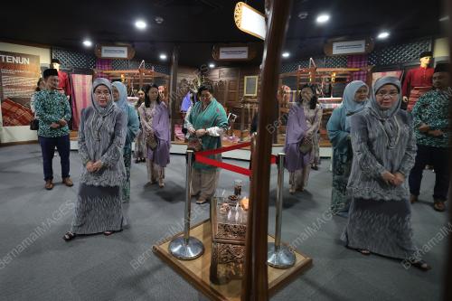 TUNKU AZIZAH AMINAH MAIMUNAH ISKANDARIAH
