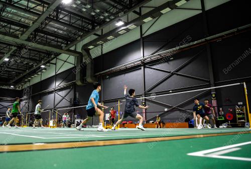 LATIHAN BADMINTON