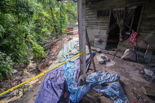 TANAH RUNTUH DI KG ORANG ASLI BATU 12