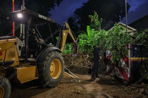 DUA LELAKI MAUT DIHEMPAP POKOK TUMBANG DI AMPANG