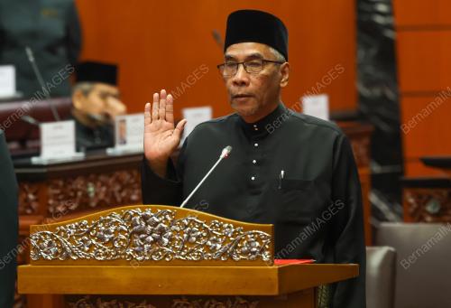 ANGKAT SUMPAH AHLI DEWAN NEGARA