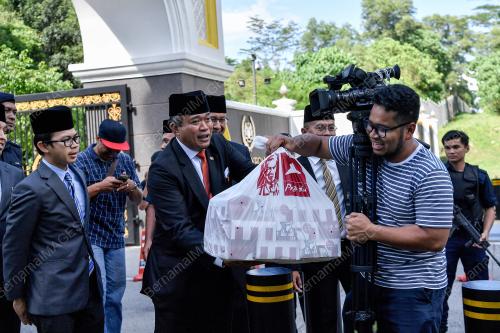 SUMBANGAN MAKANAN KEPADA PENGAMAL MEDIA