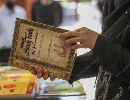 TAFSIR MAUDHU'IY DAN HIKAYAT HANG TUAH