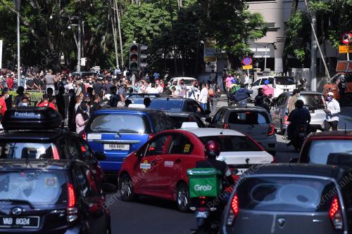 WARGA ASING BERBARIS PANJANG DI PPV KLCC