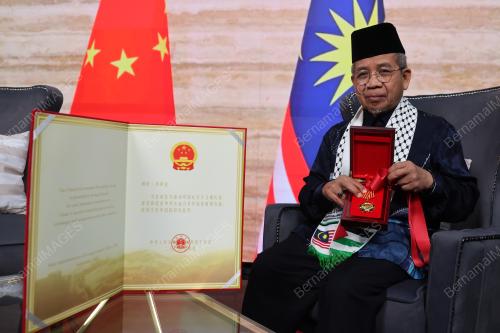 DATUK SERI PROF DR AWANG SARIYAN