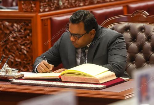 ANGKAT SUMPAH AHLI DEWAN NEGARA