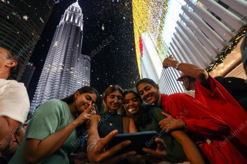 SALJI BUATAN TARIKAN ORANG RAMAI