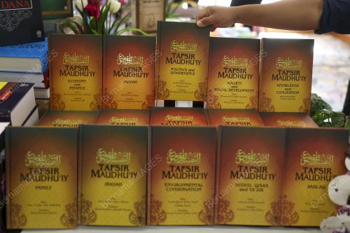 TAFSIR MAUDHU'IY DAN HIKAYAT HANG TUAH