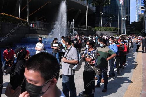 WARGA ASING BERBARIS PANJANG DI PPV KLCC