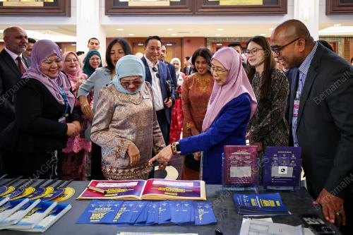 DATUK SERI DR WAN AZIZAH WAN ISMAIL