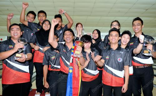 KL67_13032012_BOWLING
