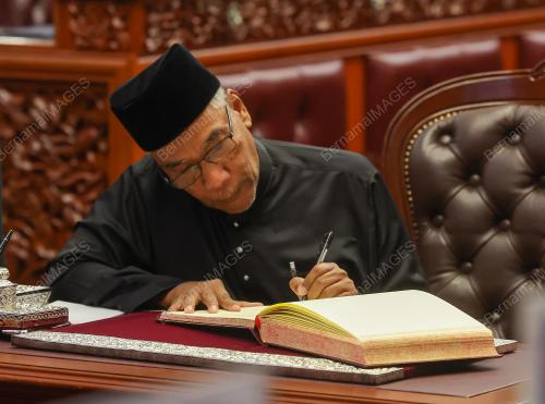 ANGKAT SUMPAH AHLI DEWAN NEGARA
