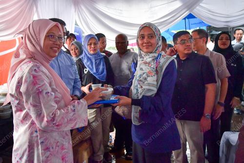 DR ZALIHA MUSTAFA