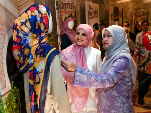 FADLINA SIDEK