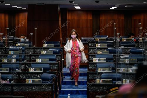 PEMAKAIAN BAJU BATIK DI PERSIDANGAN DEWAN RAKYAT