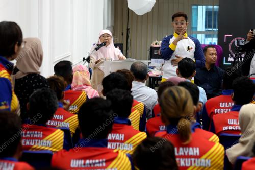 DATUK SERI DR WAN AZIZAH WAN ISMAIL