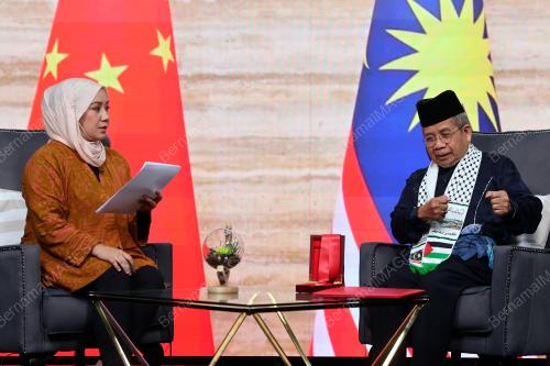 DATUK SERI PROF DR AWANG SARIYAN