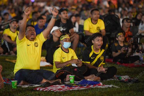 TAYANGAN SKRIN GERGASI BOLASEPAK PIALA AFF MITSUBISHI