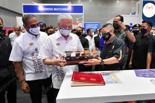 DATUK SERI ISMAIL SABRI YAAKOB