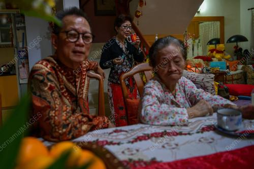 NYONYA PERANAKAN KERETAPI SARONG