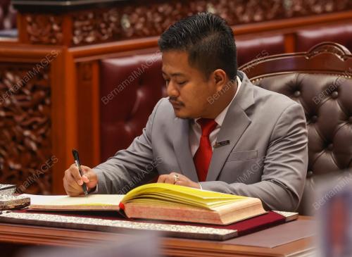 ANGKAT SUMPAH AHLI DEWAN NEGARA