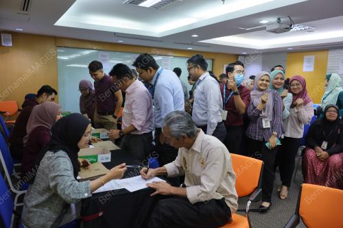 TAKLIMAT DAN MENANDATANGANI BORANG OSPYEN SSPA