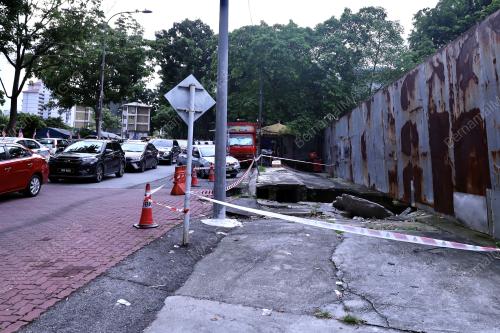 TINJAUAN LONGKANG RUNTUH