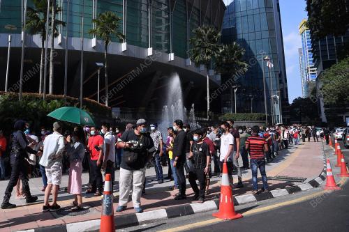 WARGA ASING BERBARIS PANJANG DI PPV KLCC
