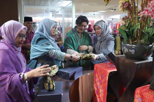 TUNKU AZIZAH AMINAH MAIMUNAH ISKANDARIAH