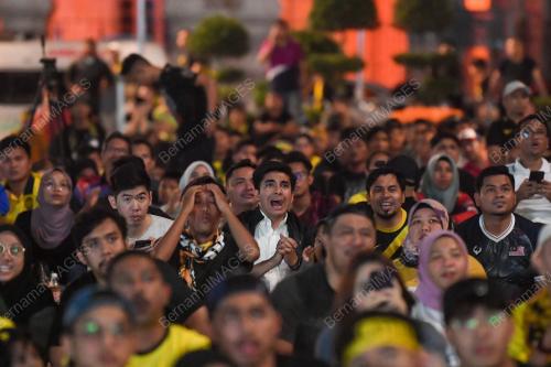 TAYANGAN SKRIN GERGASI BOLASEPAK PIALA AFF MITSUBISHI