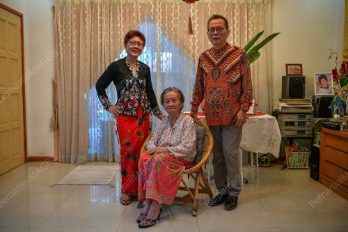 NYONYA PERANAKAN KERETAPI SARONG