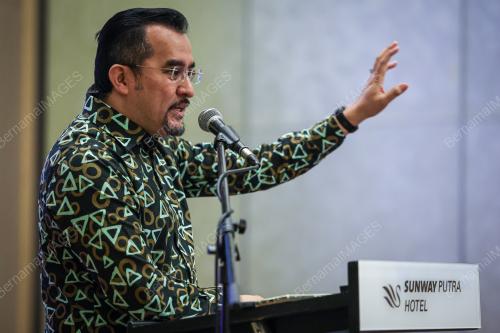 DATUK DR ASYRAF WAJDI DUSUKI