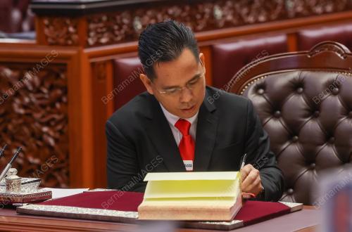 ANGKAT SUMPAH AHLI DEWAN NEGARA